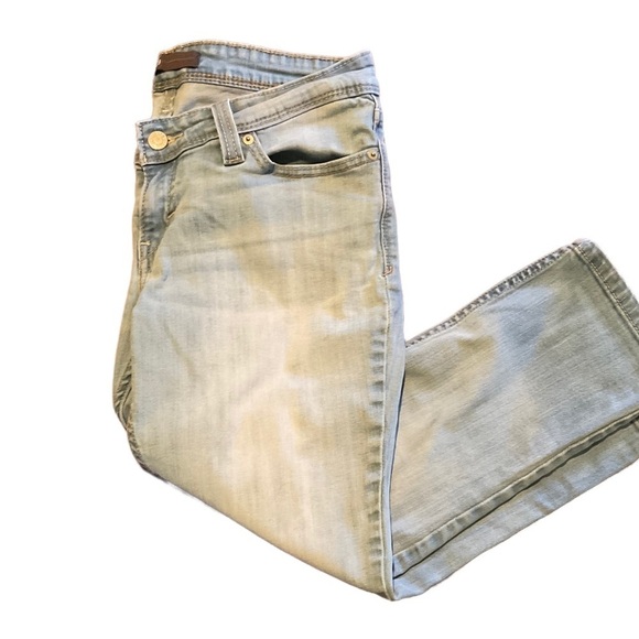 Woman's Levi's Shaping Capri Light Wash Classic Denim Jeans - Picture 4 of 17